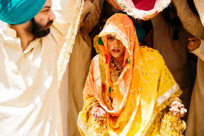 Bride entering under palla