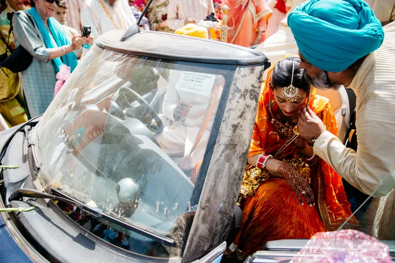 Bride in the car — the Doli